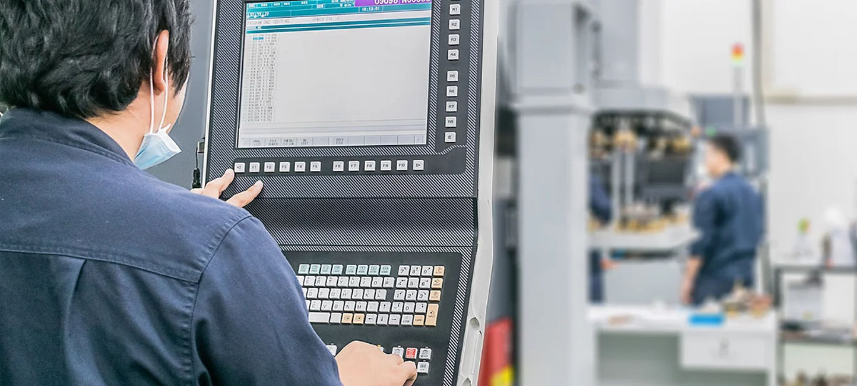 Travail sur une machine de fabrication